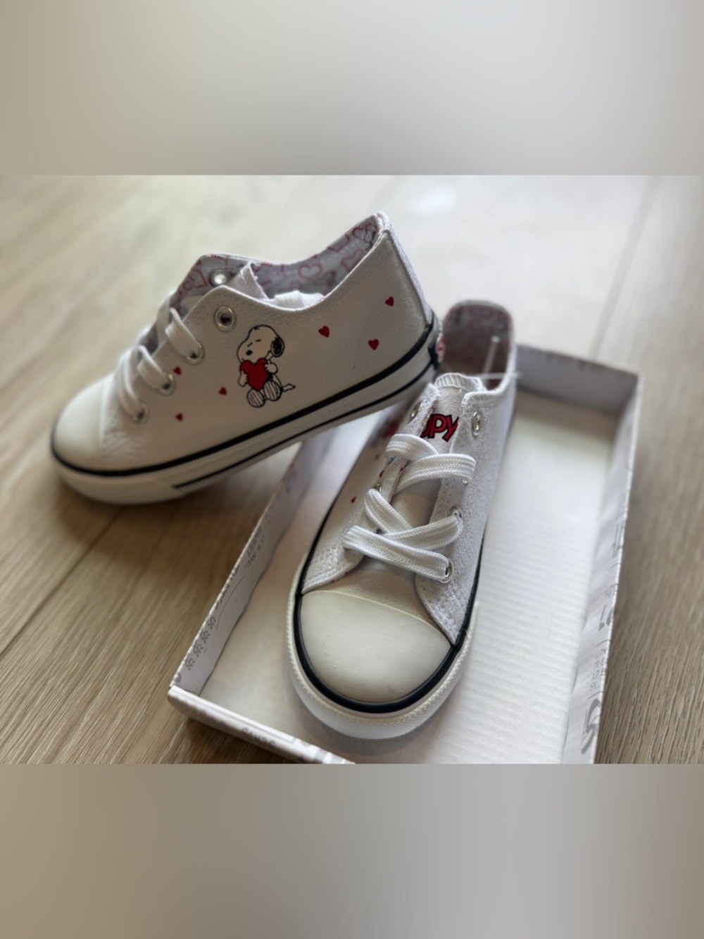 New Peanuts Snoopy Hearts White Canvas Lace-Up Shoes - New In Box - Size 11 Kids